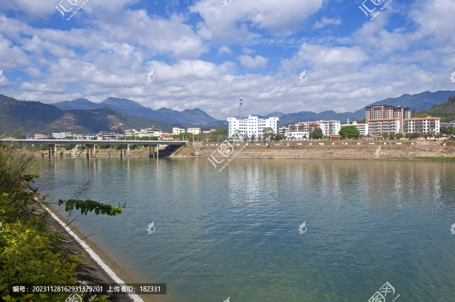 蓝天白云江河风景