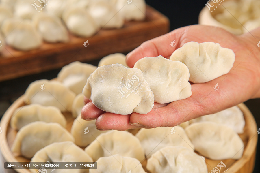 深底上的鲅鱼水饺