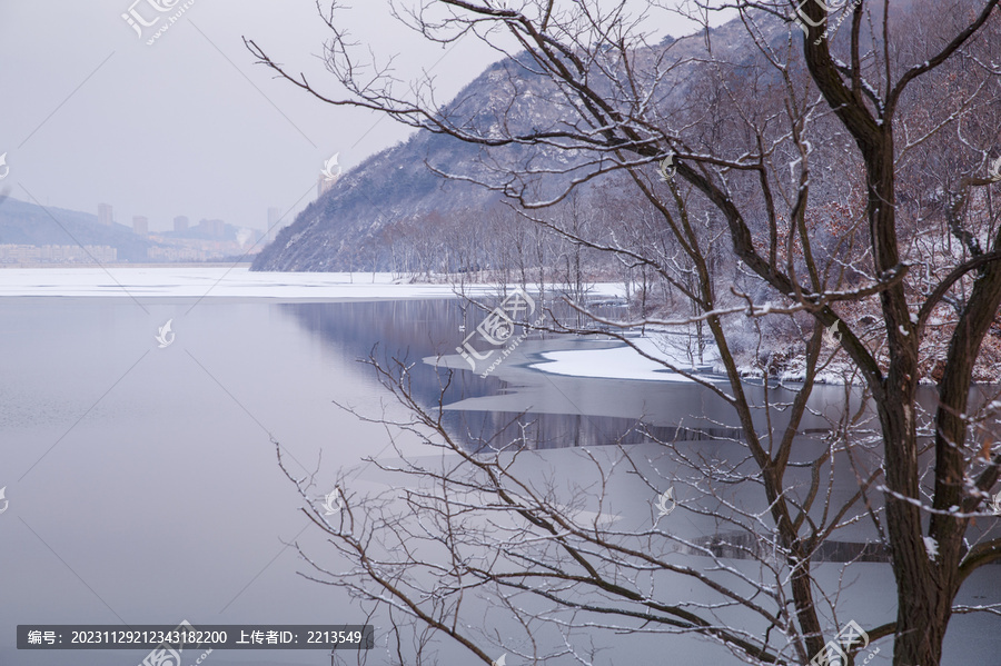 雪后的湖面