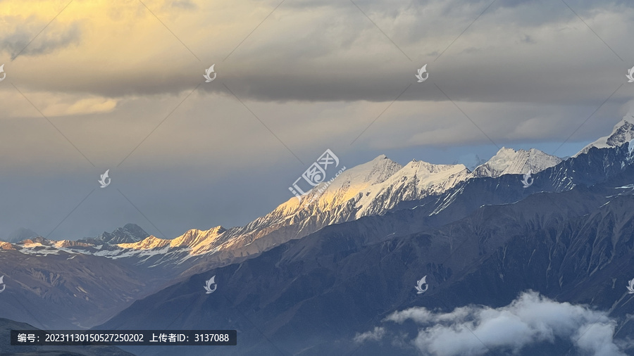 贡噶雪山山脉日照金山