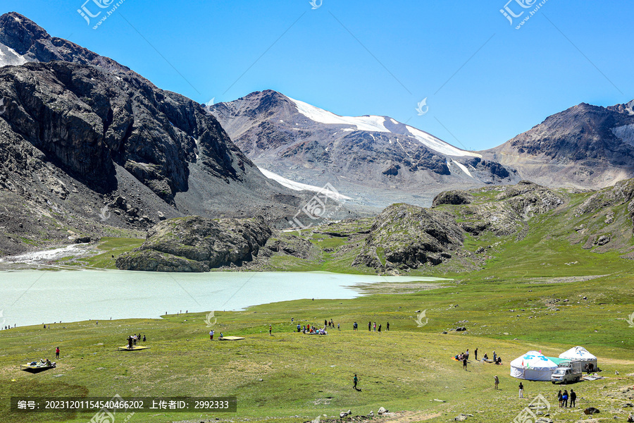 新疆高山湖泊