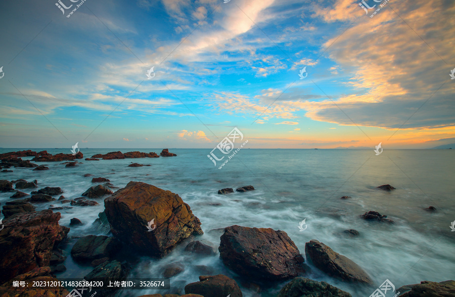 夕阳下的海湾