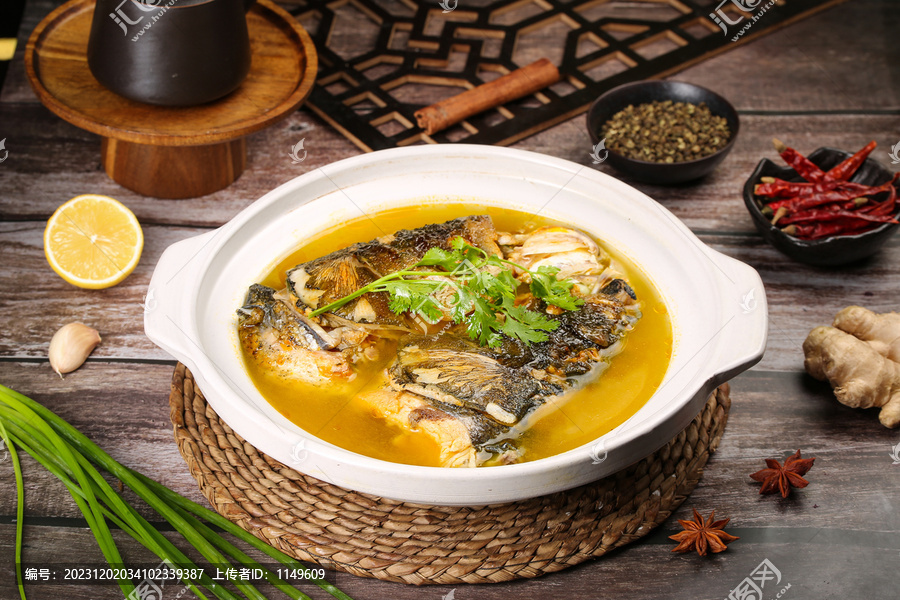 木底上的魚(yú)頭湯