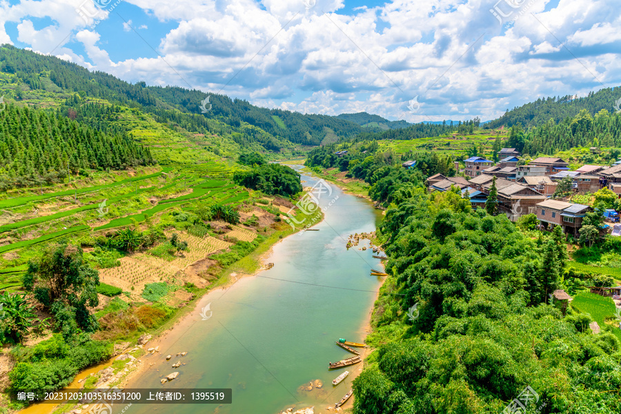 青山河流村庄