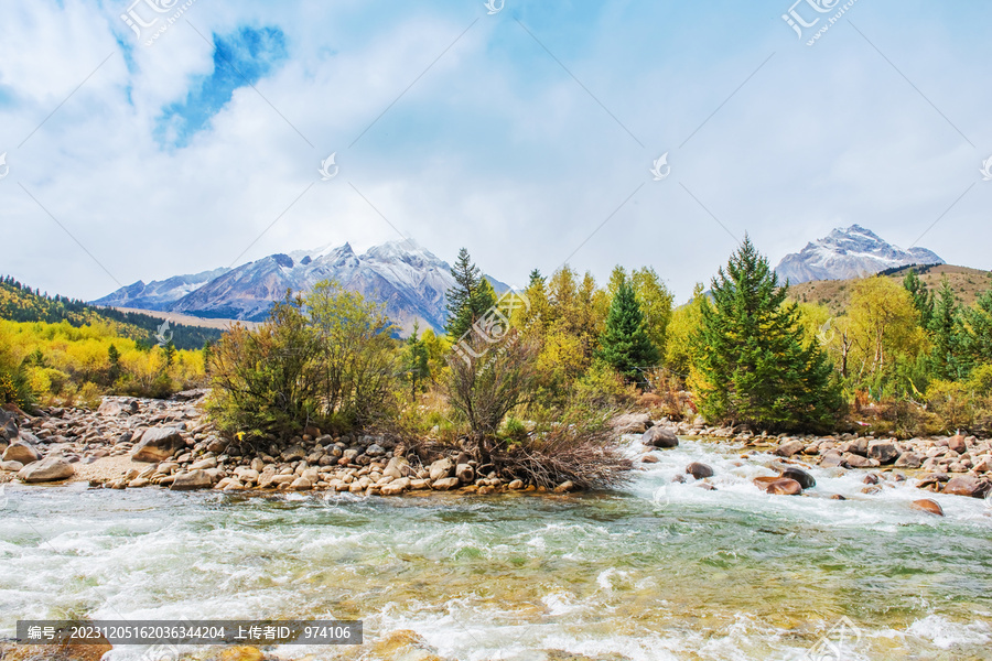 西藏格聂神山和高原河流美景