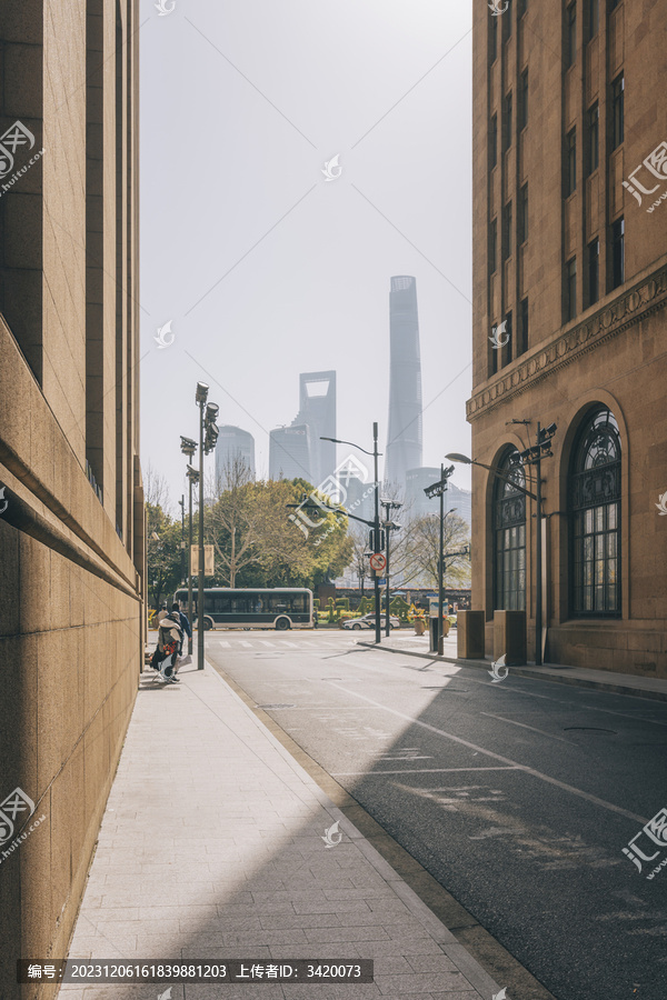 上海滇池路街景与陆家嘴摩天大楼