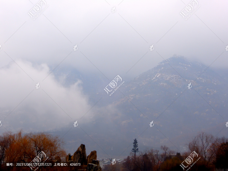 云雾雪山