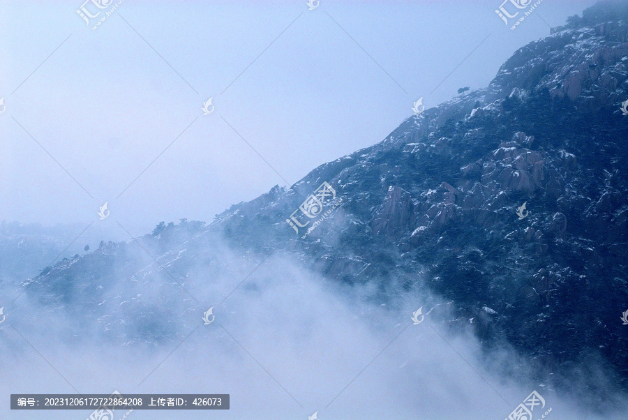 云雾雪山