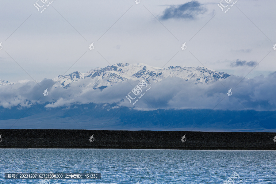新疆赛里木湖雪山