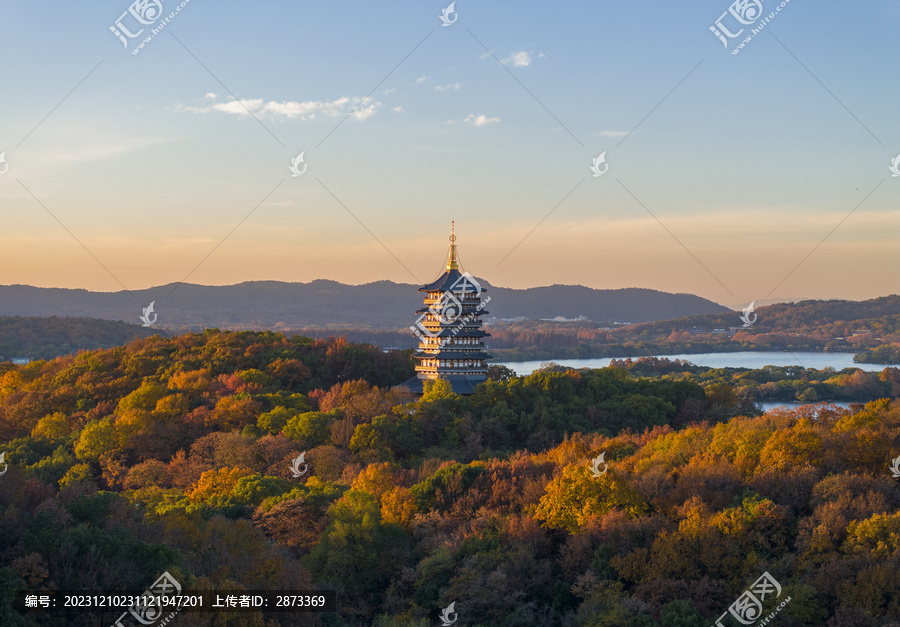 秋天的雷峰塔落日余晖层林尽染