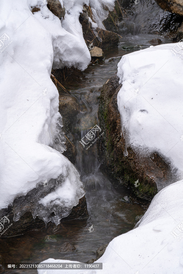 冬季长白山天池流出的天池水