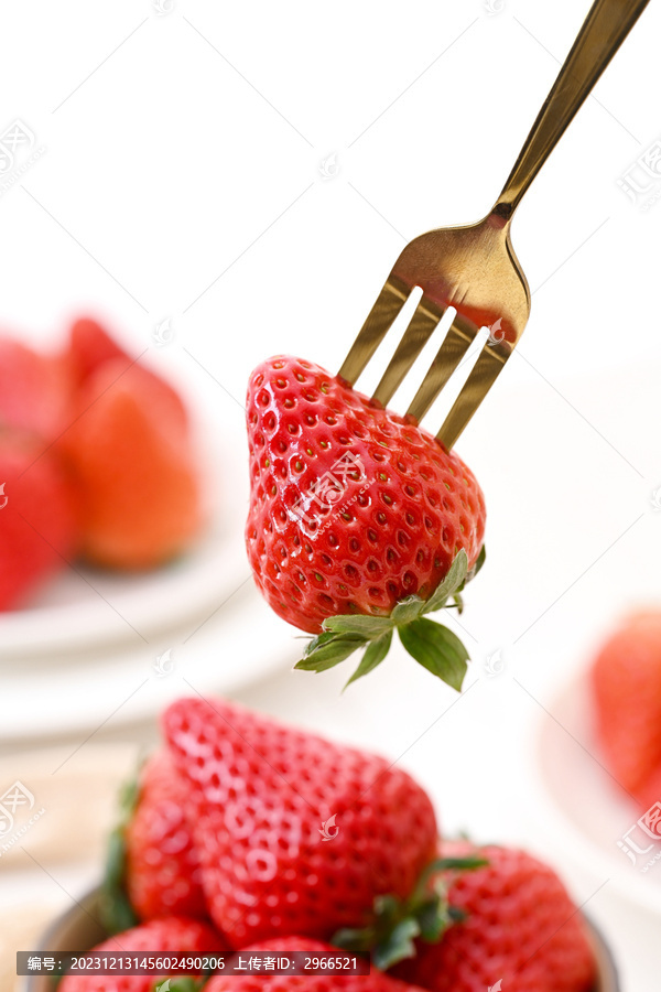 叉子和草莓