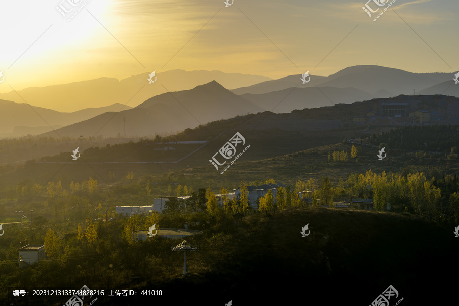 夕阳下的大山