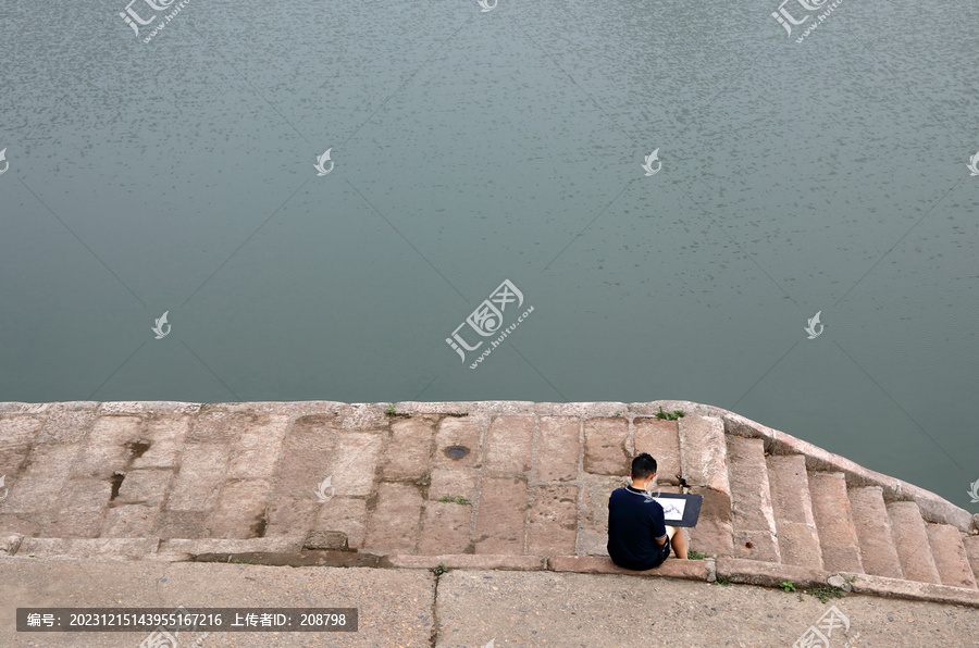 河边写生男孩