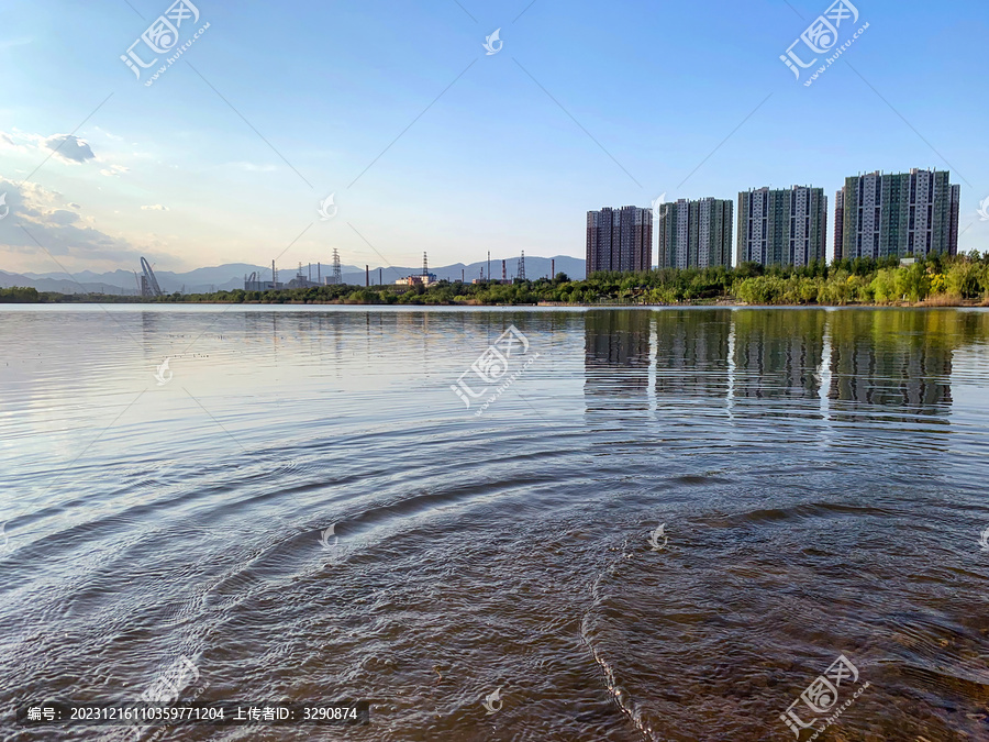 湖面倒映着天空和楼宇