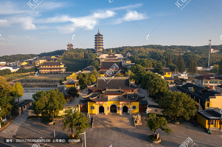 航拍早晨朝阳下的江阴泰清寺风景