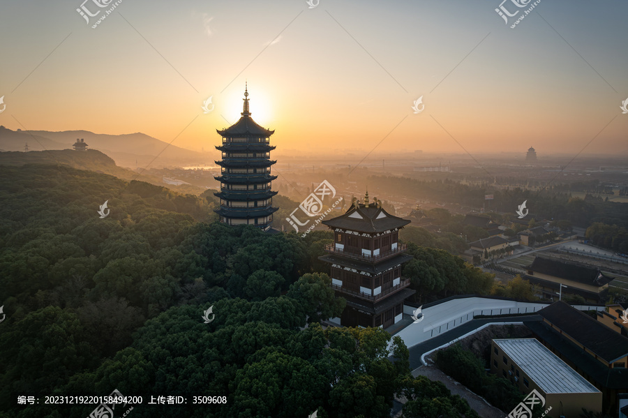 航拍早晨朝阳下的江阴泰清寺风景