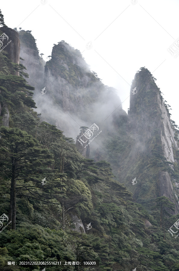 云雾缭绕三清山