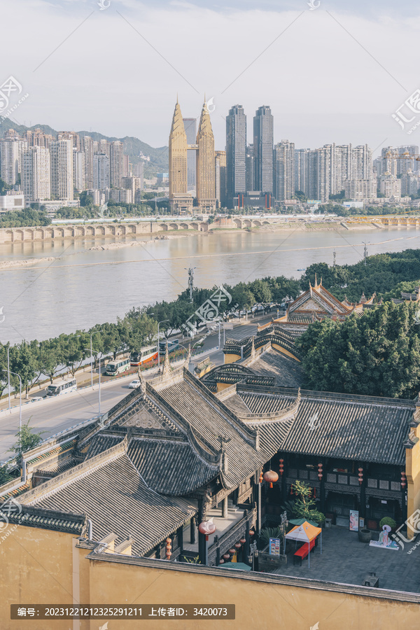 重庆湖广会馆与沿江高楼建筑群