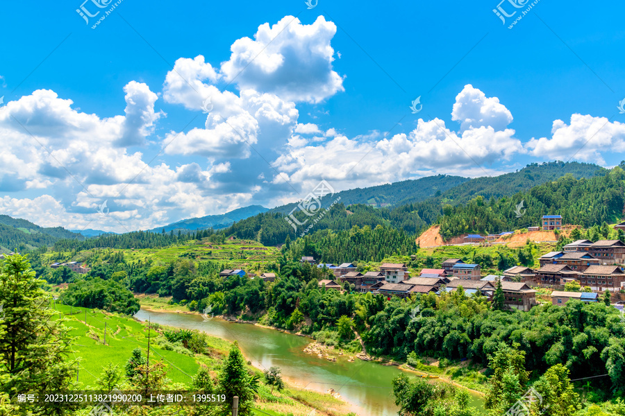 蓝天白云青山河流村庄