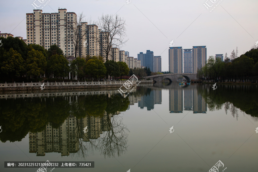 城市湖水