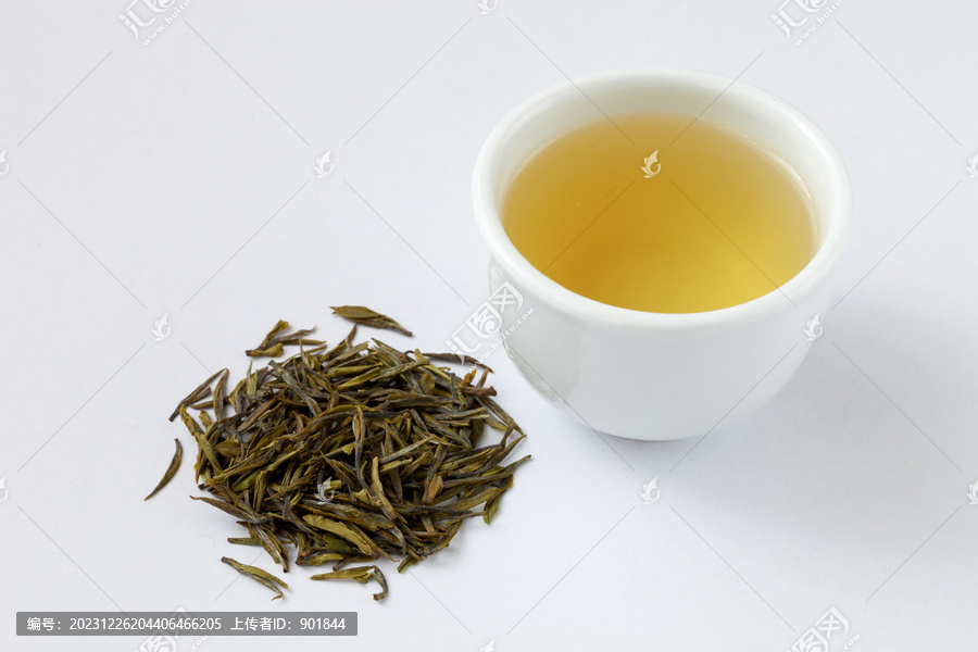 昭君白茶茶叶和茶汤