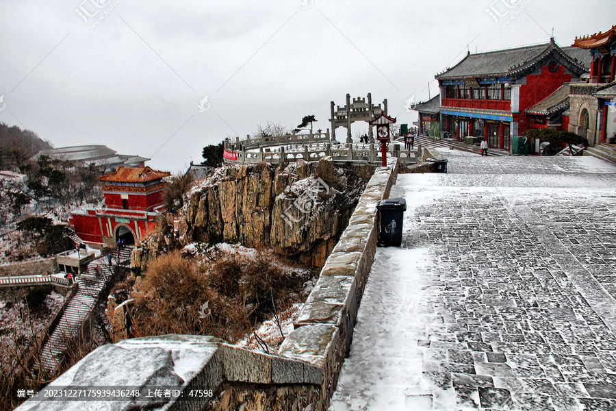 泰山南天门天街雪景