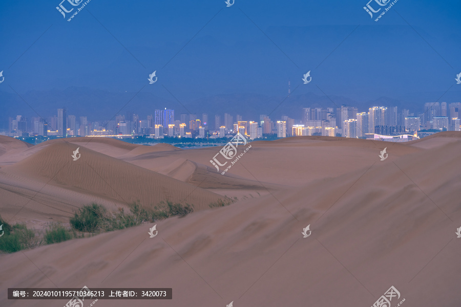 内蒙古乌海市傍晚夜景与沙漠