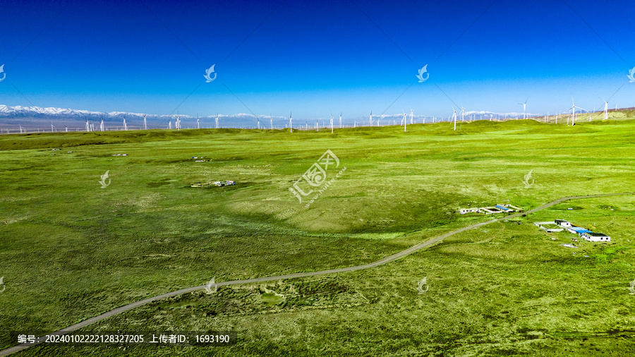 绿色草地与风力发电机