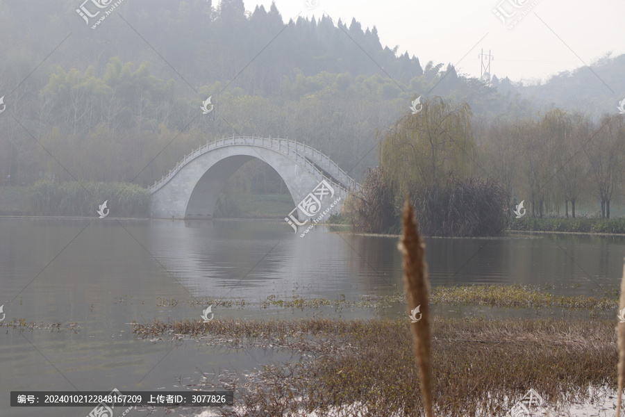 湖水拱桥烟雨景观