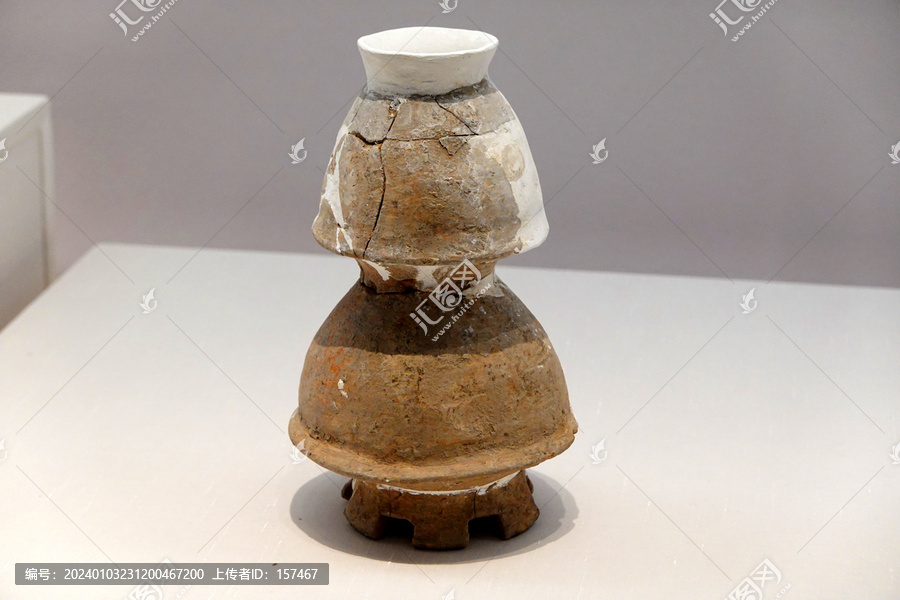 崧泽文化泥质红褐陶葫芦瓶