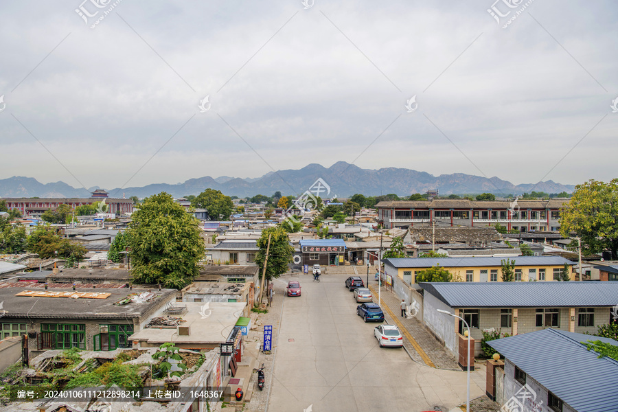 俯瞰山海关古城建筑群与山峰