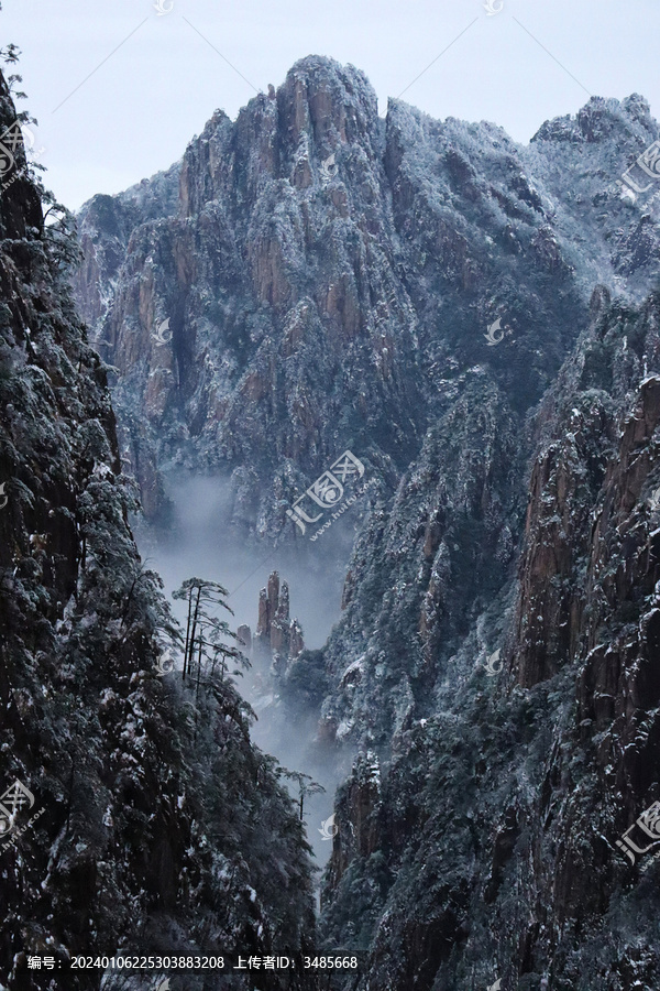 群峰簇拥下的西海三剑客