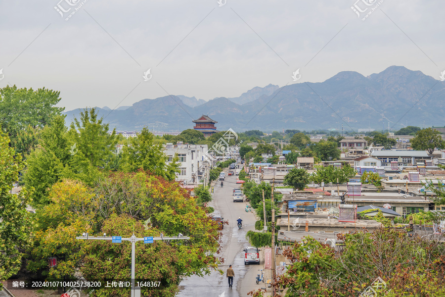 俯瞰山海关古城建筑群和山峰