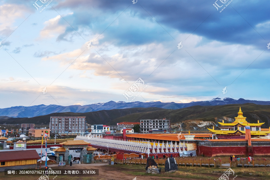 西藏高原山区佛教寺庙和草原美景