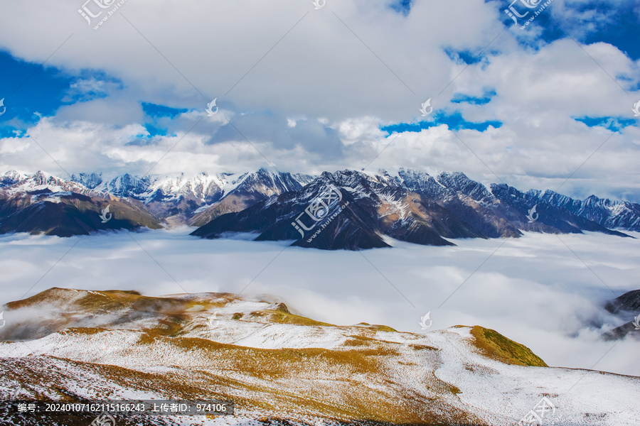 中国西藏格聂神山和云海美景