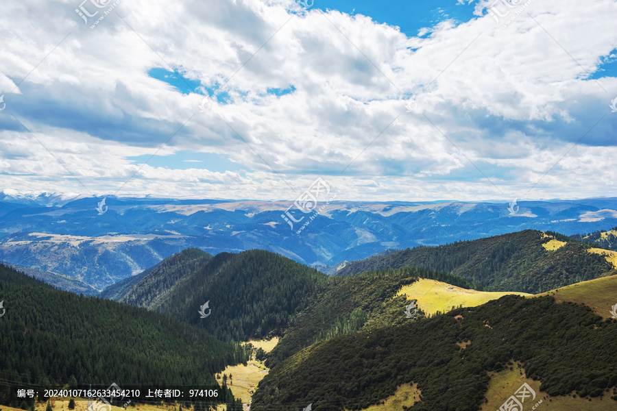 川西山区秋天的山脉森林美景