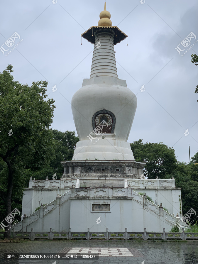 瘦西湖夏景白塔雨后