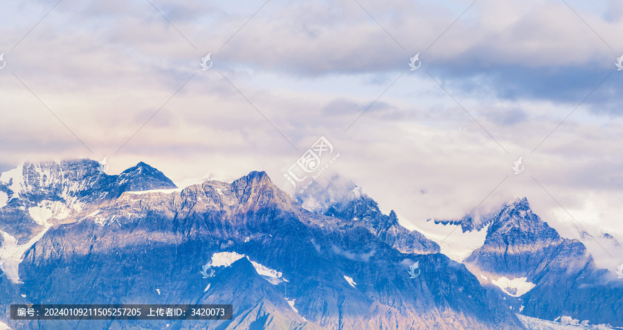 云南迪庆德钦县阳光下的梅里雪山