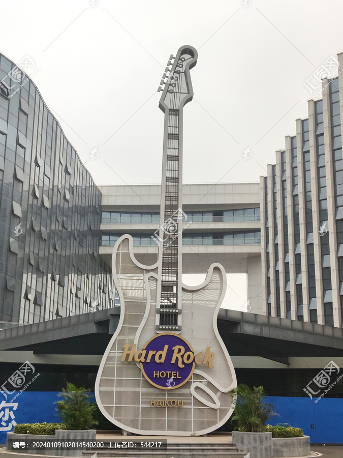 巨型吉他电子琴城市雕像
