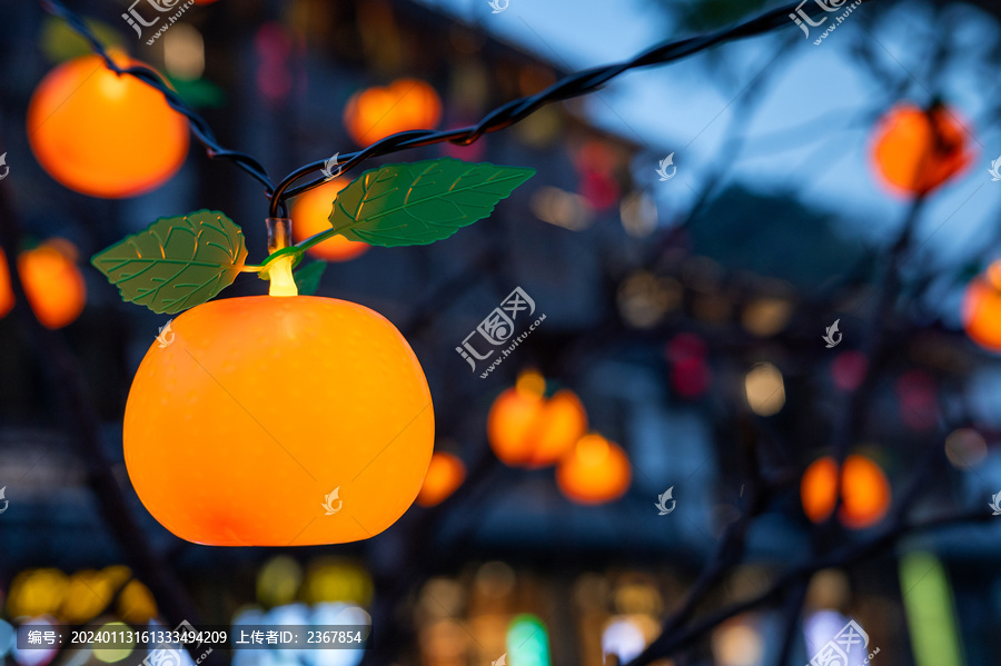 傍晚挂在树发着光的水果灯