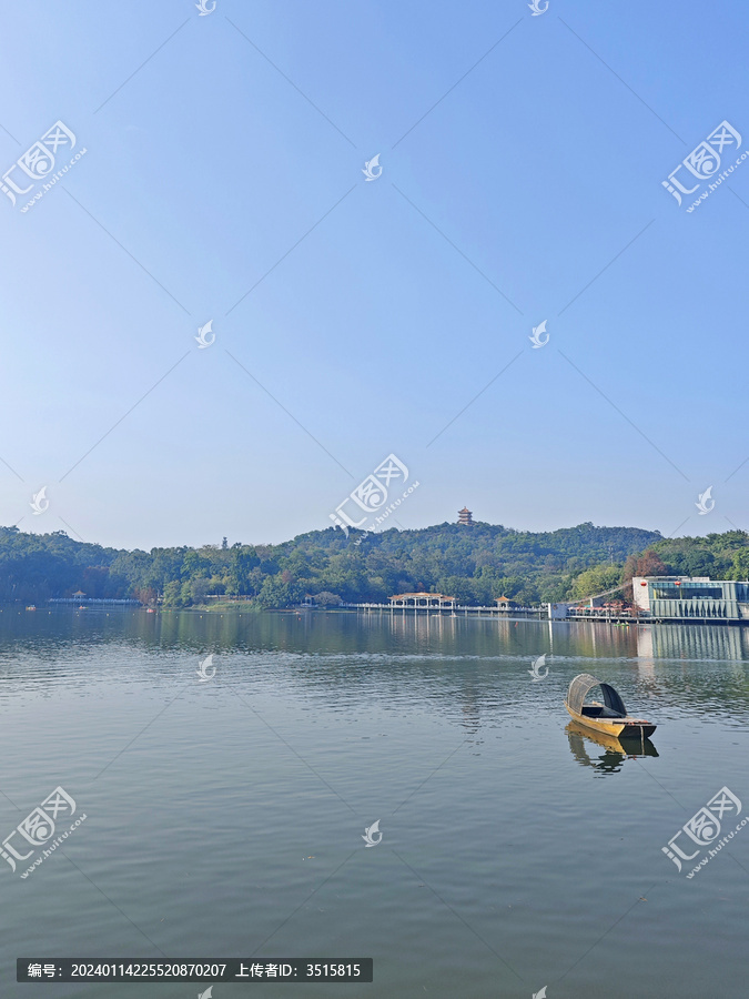 天空湖面小船