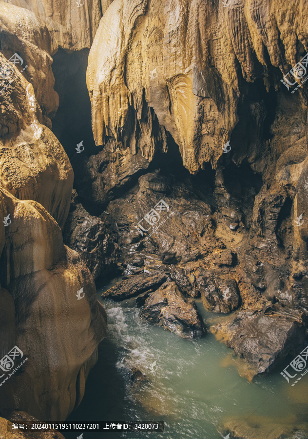 桂林永福乾龙天坑岩溶地貌地下河