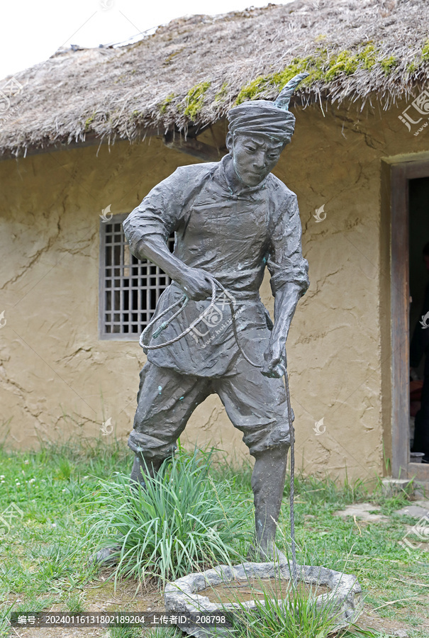 彝族人物雕像