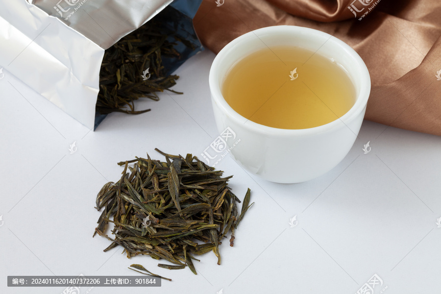 柏园云雾茶茶叶和黄绿色茶汤