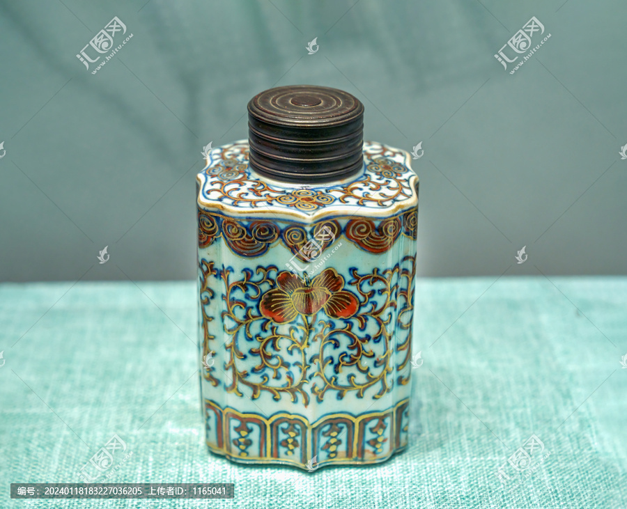 斗彩加金缠枝牡丹纹茶叶瓶