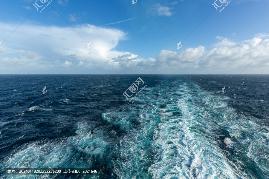 蓝天白云地中海海浪