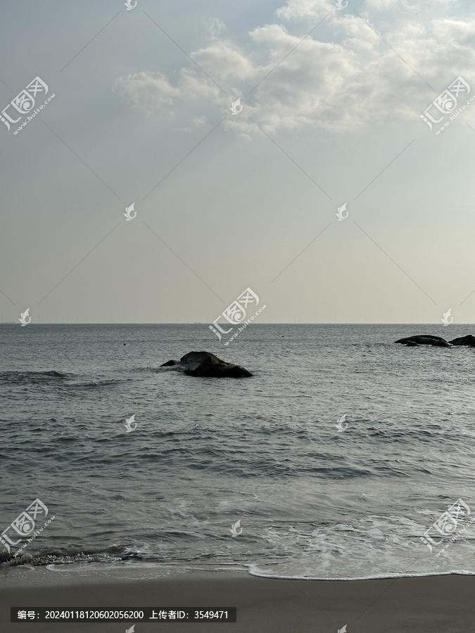 海滩上的岩石和天空的风景