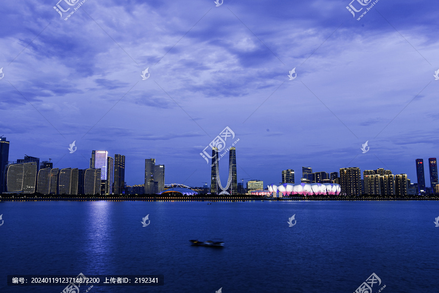 杭州钱江世纪城滨江高楼夜景