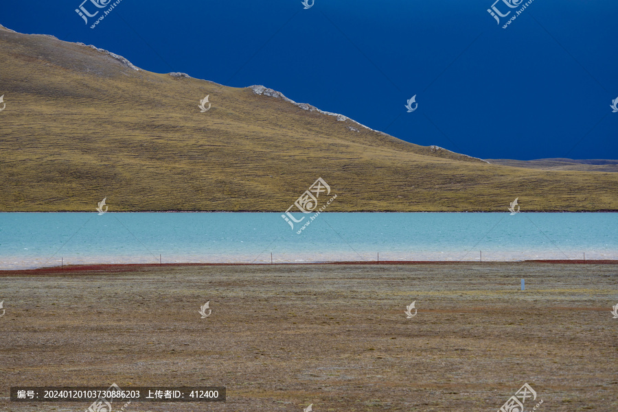 湖泊草地蓝天